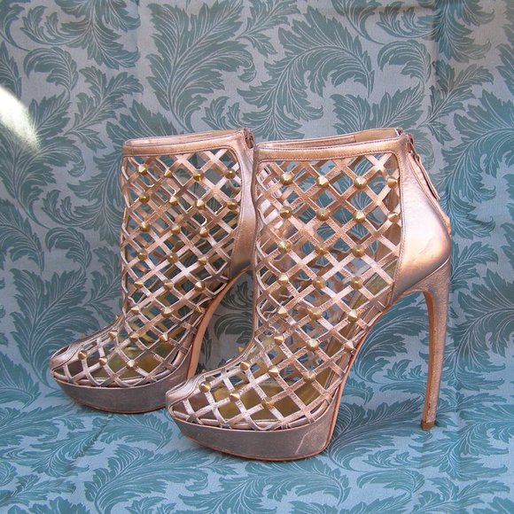 STUNNING size 39.5/US 9 Alexander McQueen Gold Studded heels (store display) - Picture 7 of 16